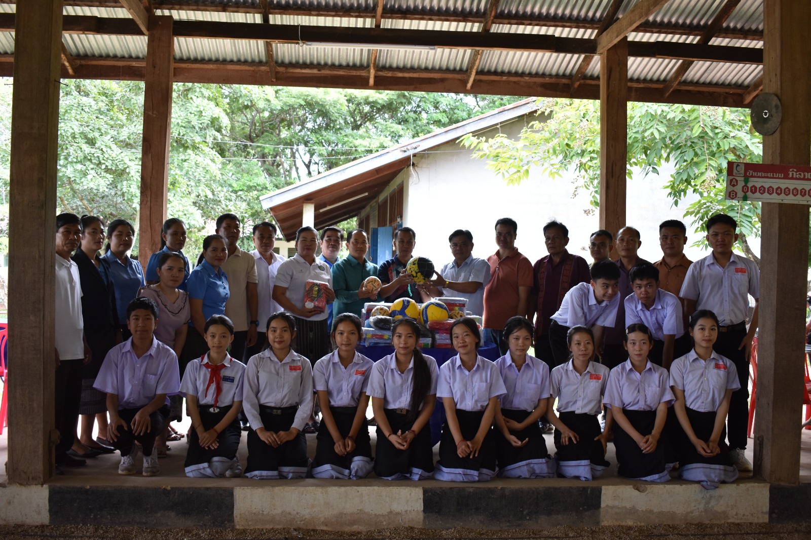 ສພຂ ມອບອຸປະກອນການຮຽນ  ແລະ ເຄື່ອງກິລາ.
