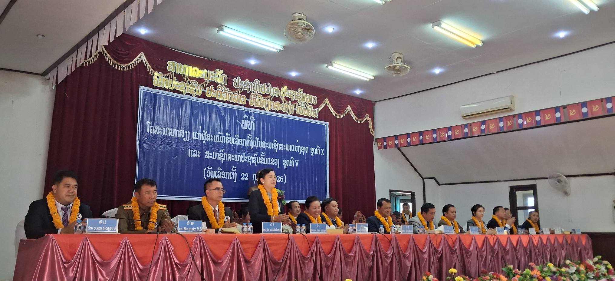 ຜູ້ສະໝັກຮັບເລືອກຕັ້ງ ສສຊ ຊຸດທີ X ເຂດ 7 ແລະ  ສສຂ ຊຸດທີ V ສືບຕໍ່ລົງໂຄສະນາຫາສຽງຢູ່  ເມືອງ ແກ່ນທ້າວ.                       ………………………