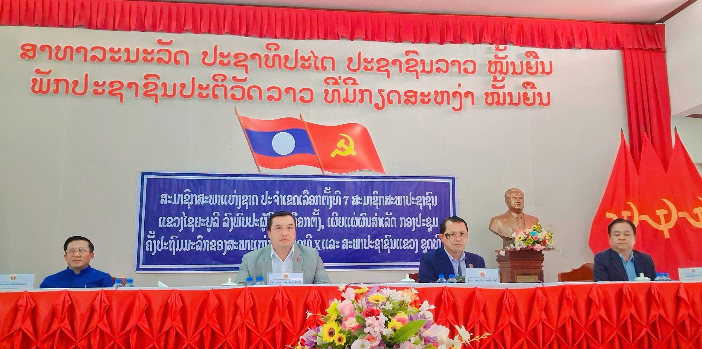 ສສຊ-ສສຂ ລົງພົບປະຜູ້ມີສິດເລືອກຕັ້ງຢູ່ກໍາລັງປະກອບອາວຸດ